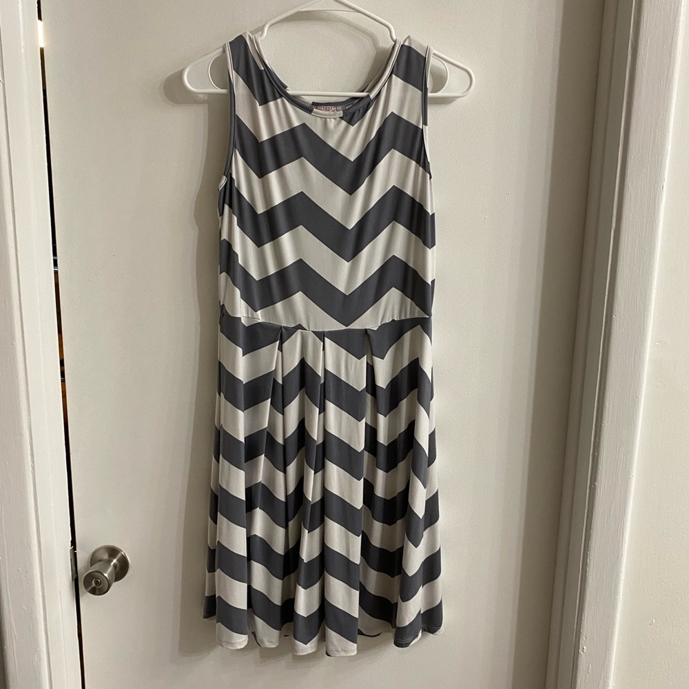 Women’s Grey & white chevron dress size XL